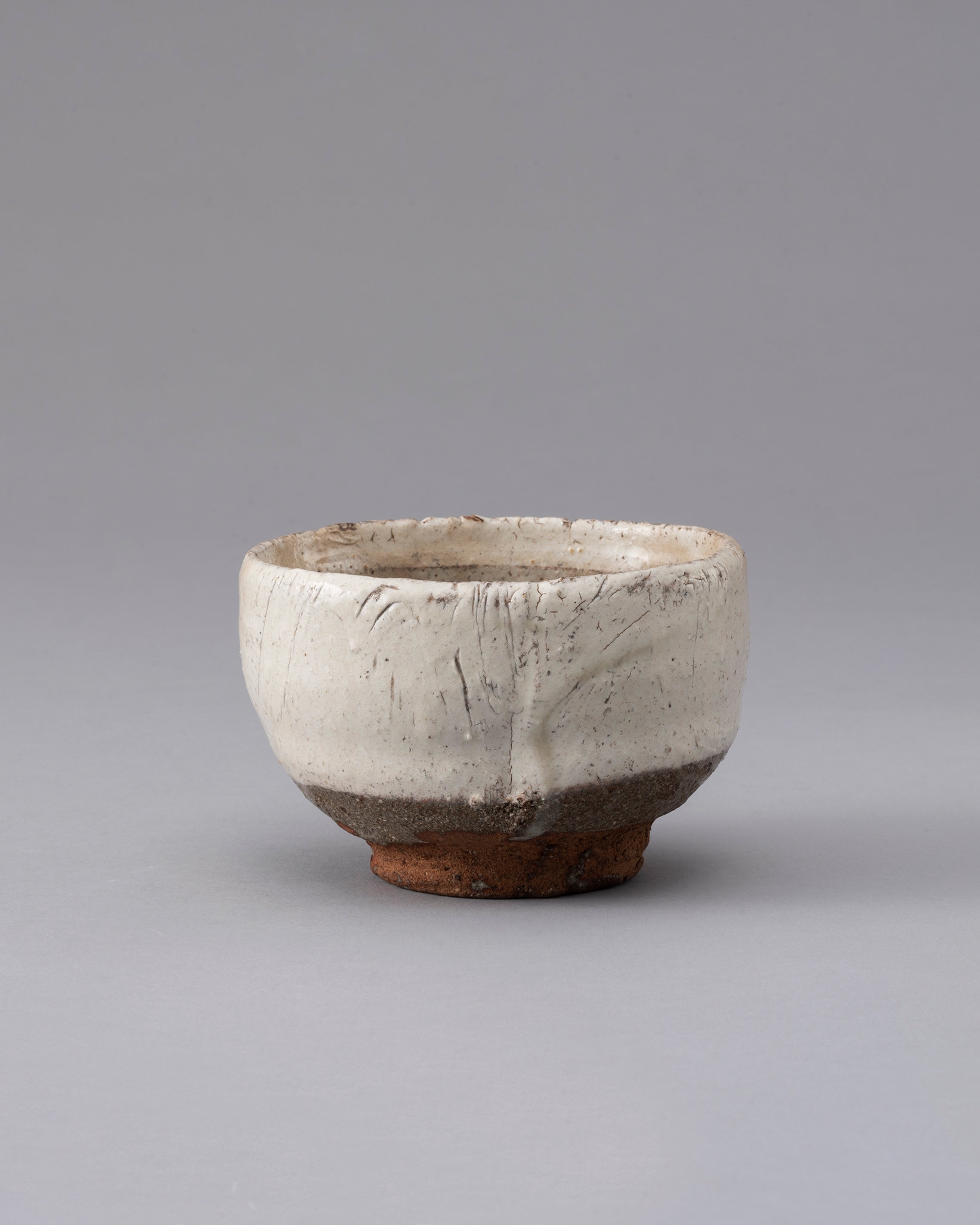 岐阜県現代陶芸美術館 | 川喜田半泥子《粉引茶碗 銘 ふじの高根》1956