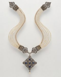 《エナメル＆サファイア、ダイヤモンド ネックレス》1880年頃　イギリス　カルロ・ジュリアーノ　旧イスメリアンコレクション